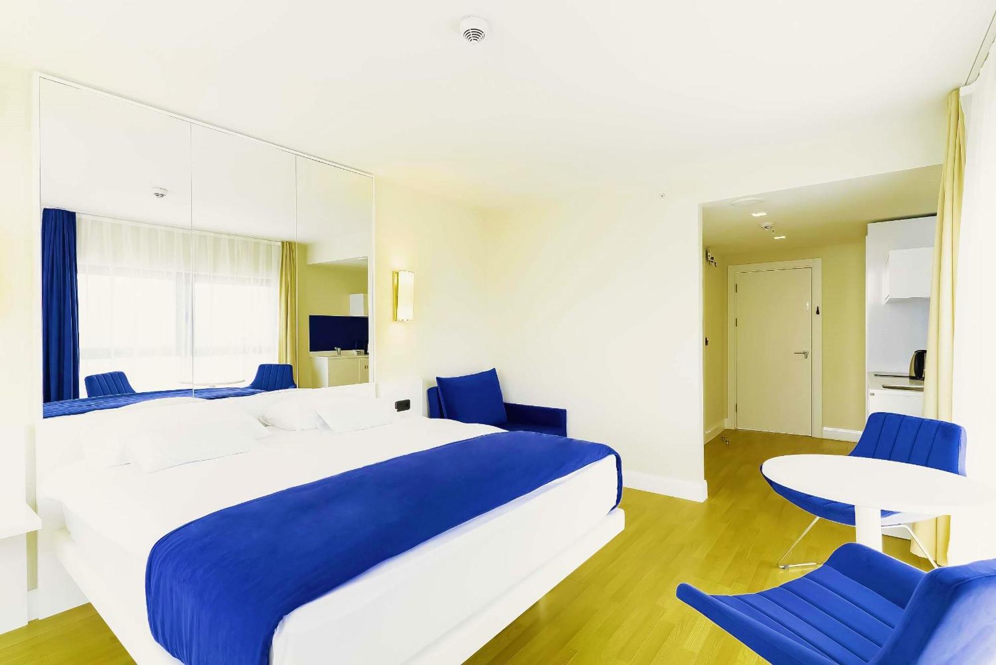 Orbi Twin Towers Aparthotel With Sea View Batumi Bagian luar foto