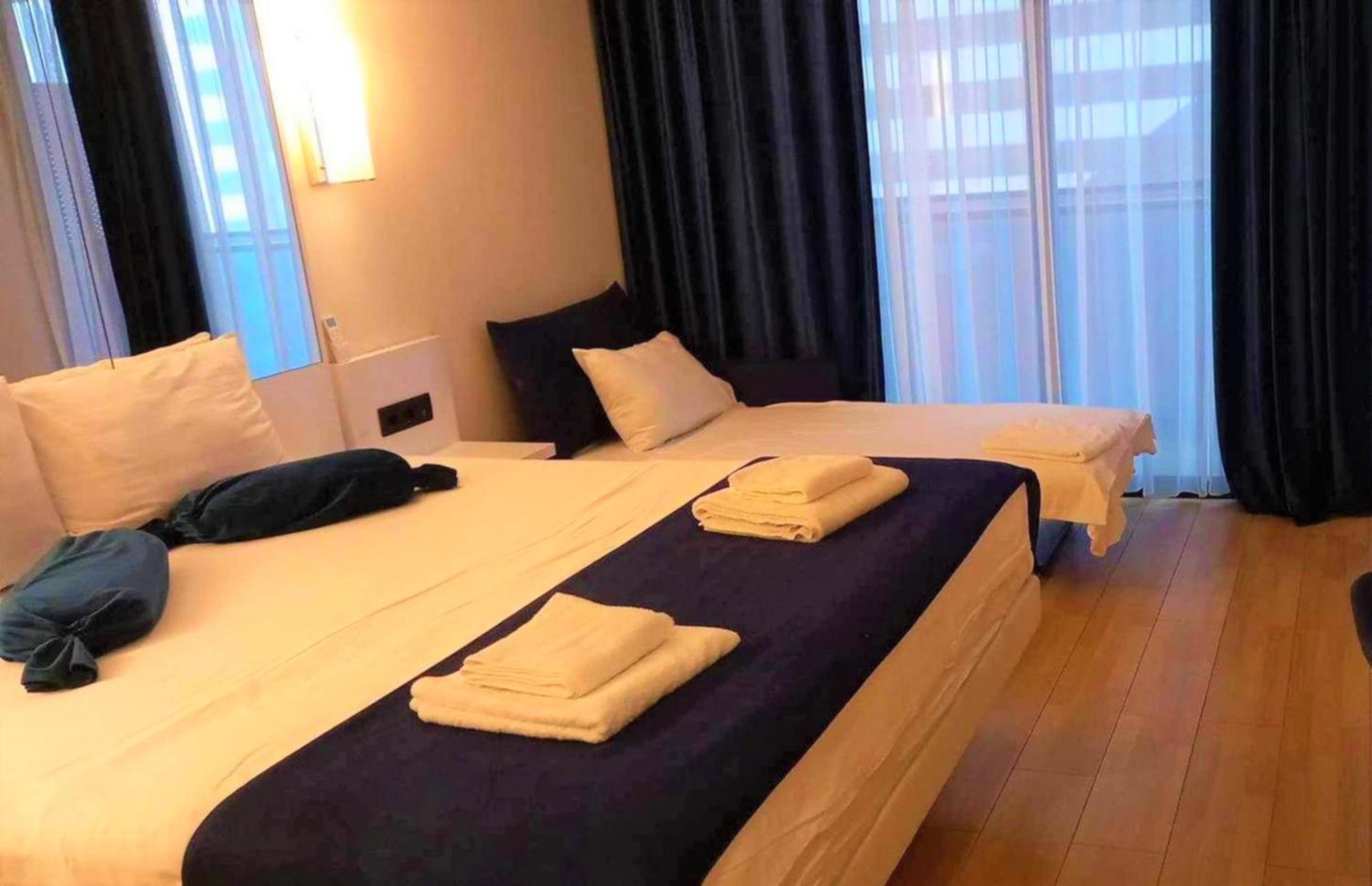 Orbi Twin Towers Aparthotel With Sea View Batumi Bagian luar foto