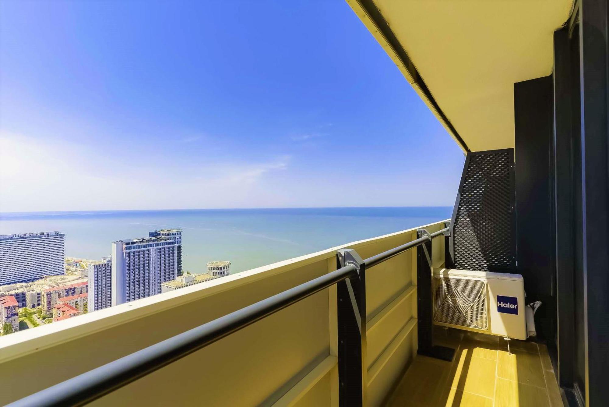 Orbi Twin Towers Aparthotel With Sea View Batumi Bagian luar foto