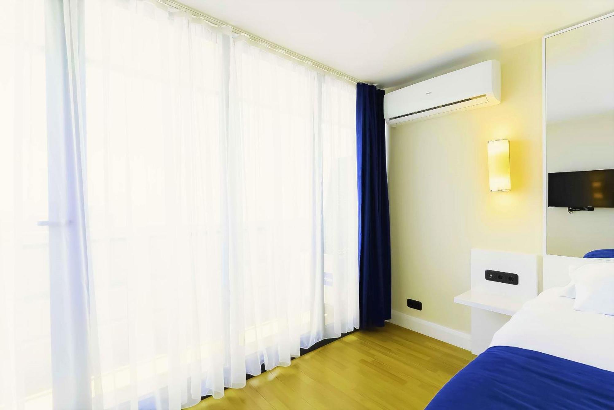 Orbi Twin Towers Aparthotel With Sea View Batumi Bagian luar foto