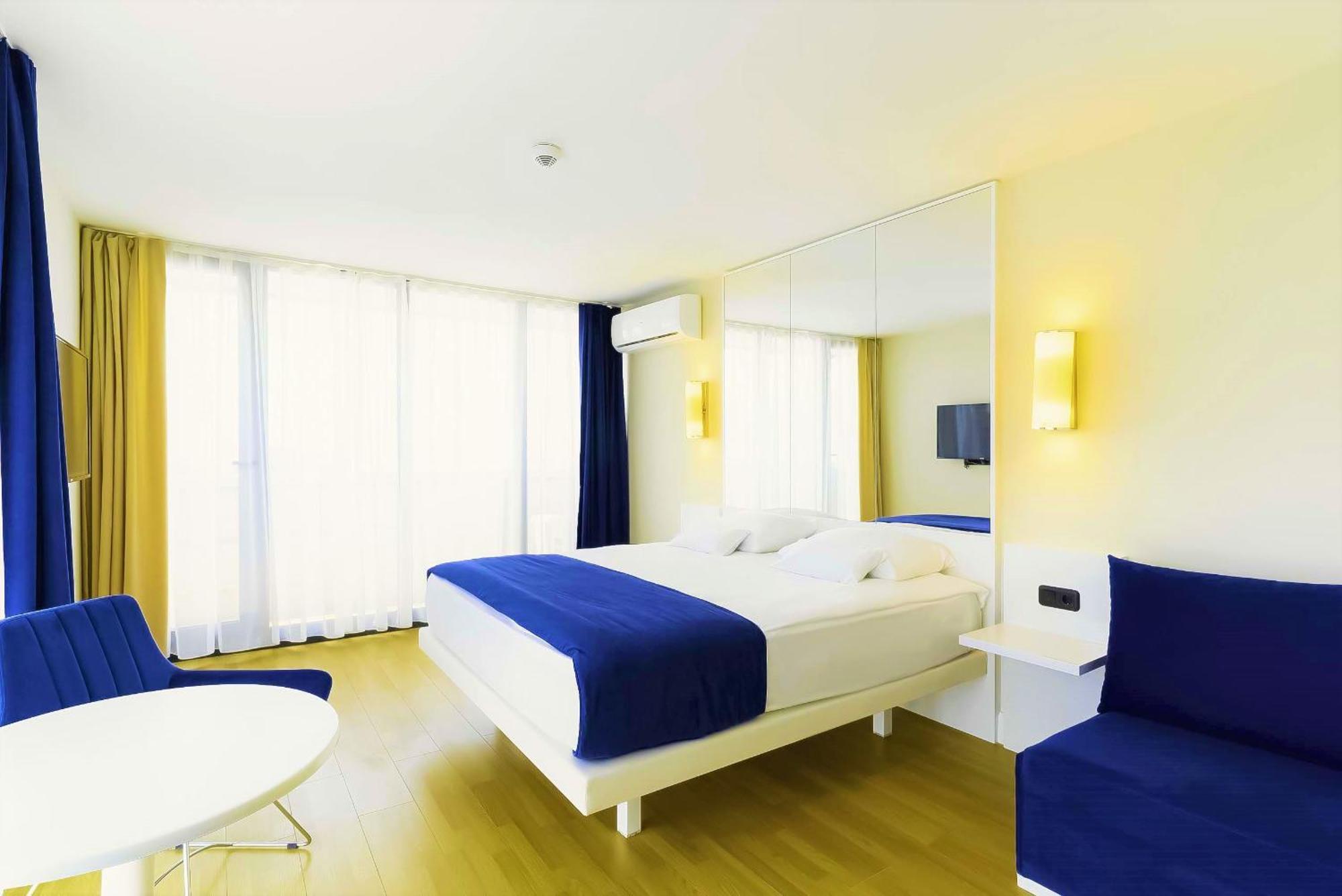 Orbi Twin Towers Aparthotel With Sea View Batumi Bagian luar foto