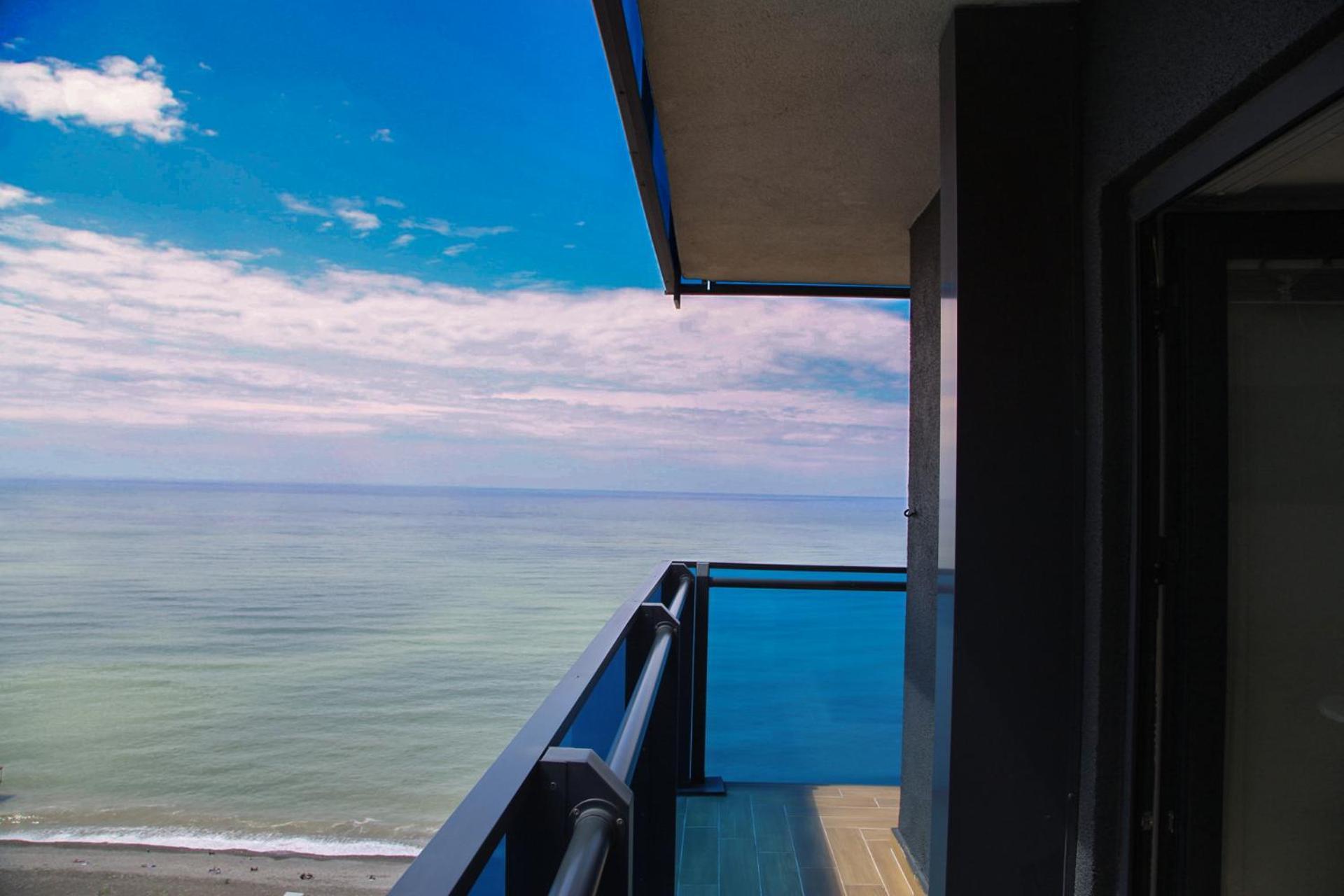 Orbi Twin Towers Aparthotel With Sea View Batumi Bagian luar foto
