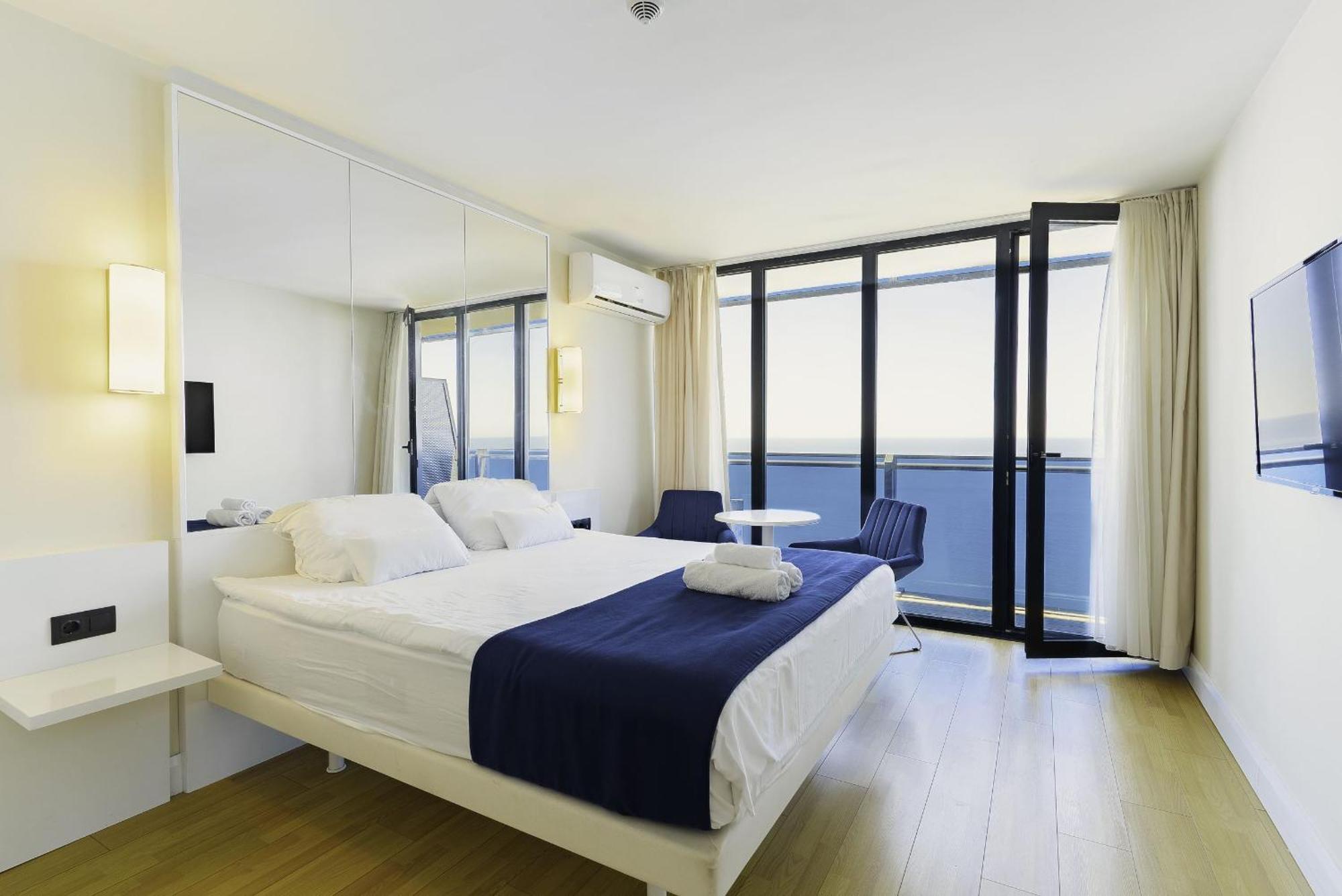 Orbi Twin Towers Aparthotel With Sea View Batumi Bagian luar foto