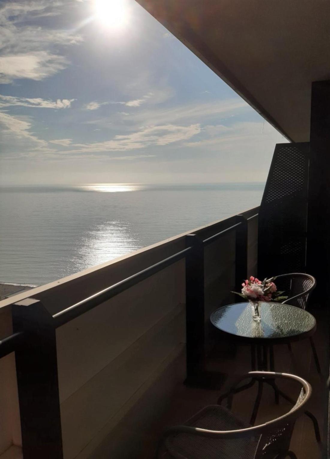 Orbi Twin Towers Aparthotel With Sea View Batumi Bagian luar foto